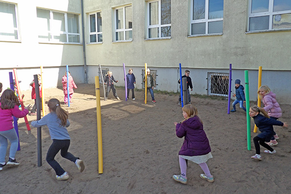 spielende Hortkinder