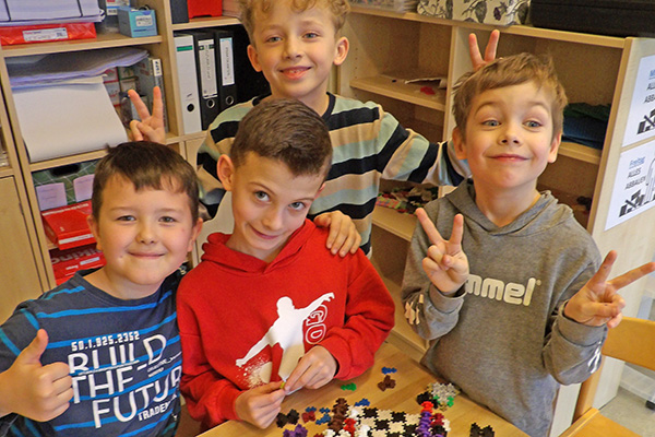 spielende Hortkinder