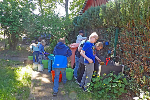 Hortkinder im Garten