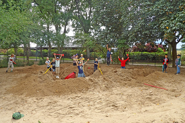 spielende Hortkinder