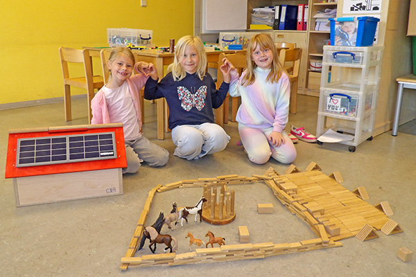 spielende Hortkinder
