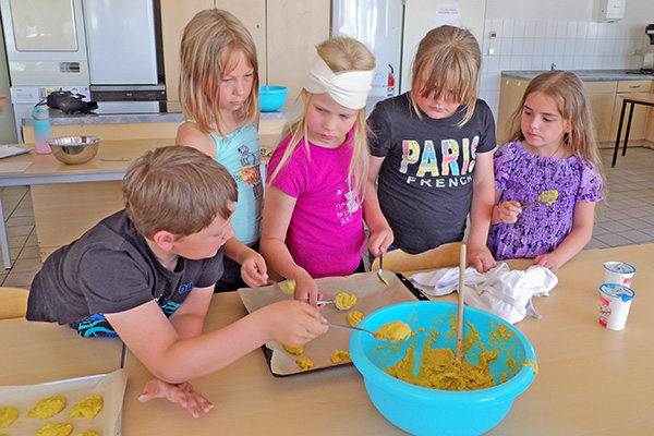 Kinder beim Backen