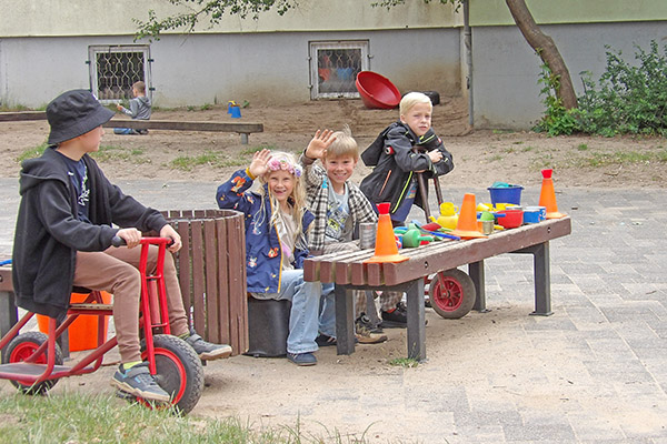 spielende Hortkinder