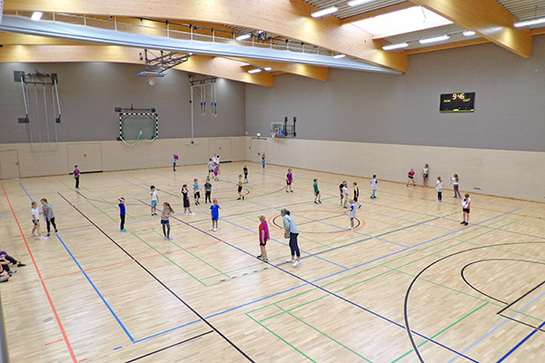 spielende Hortkinder in der neuen Turnhalle