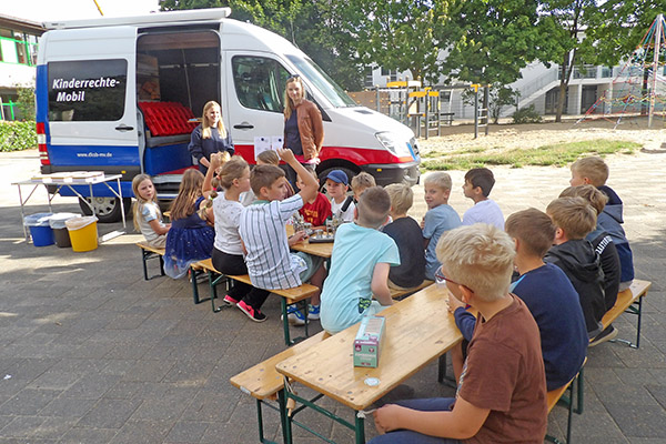 Hortkinder beim Infomobil