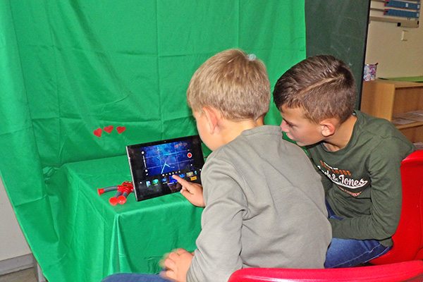 spielende Hortkinder