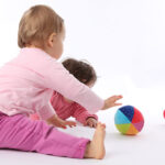 Babys beim Spielen