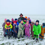 KITA Gruppe auf verschneitem Feld