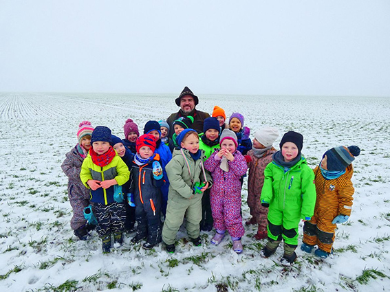 KITA Gruppe auf verschneitem Feld
